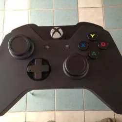 Xbox One: Handgemachter Game Controller-Tisch