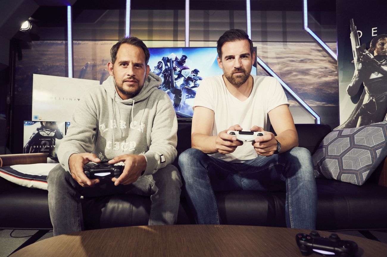 Moritz Bleibtreu und Christoph Metzelder treten zum Start von Destiny 2 als Team an.