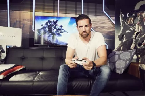 Moritz Bleibtreu und Christoph Metzelder treten zum Start von Destiny 2 als Team an.