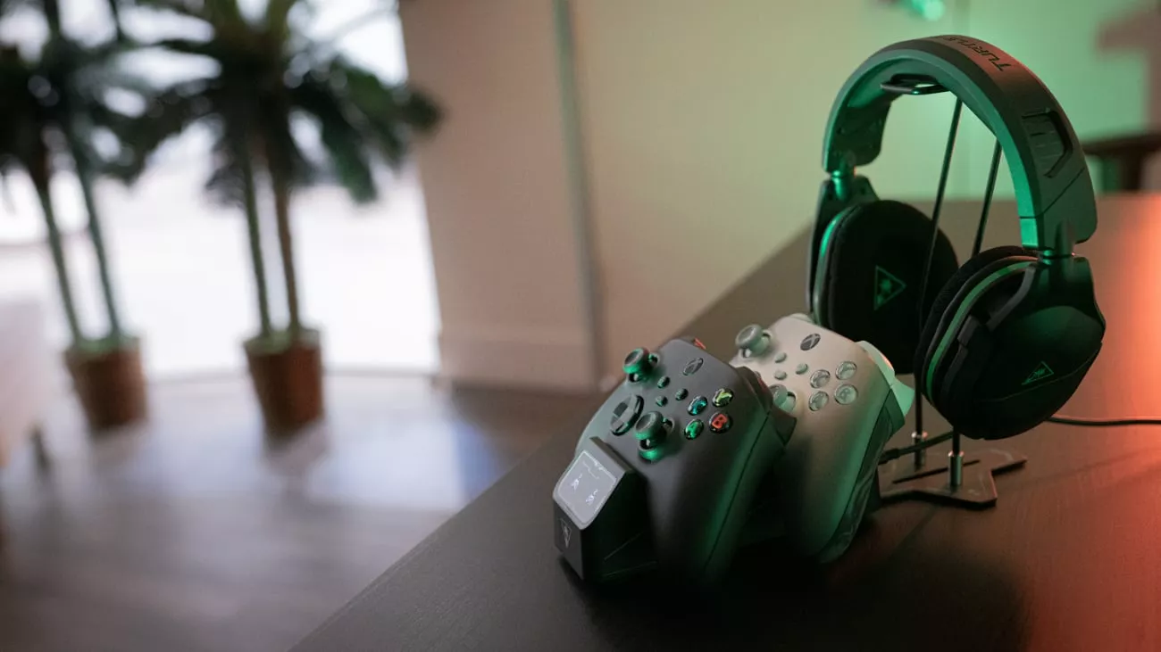 Turtle Beach: Fuel Dual Controller Charging Station mit Headset Stand